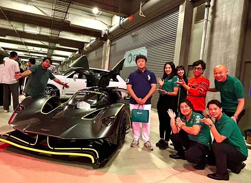 アストンマーティン・ヴァルキリーAMR Proのオーナーは私の友人です。レッドブルのスタッフとともにパチリ。