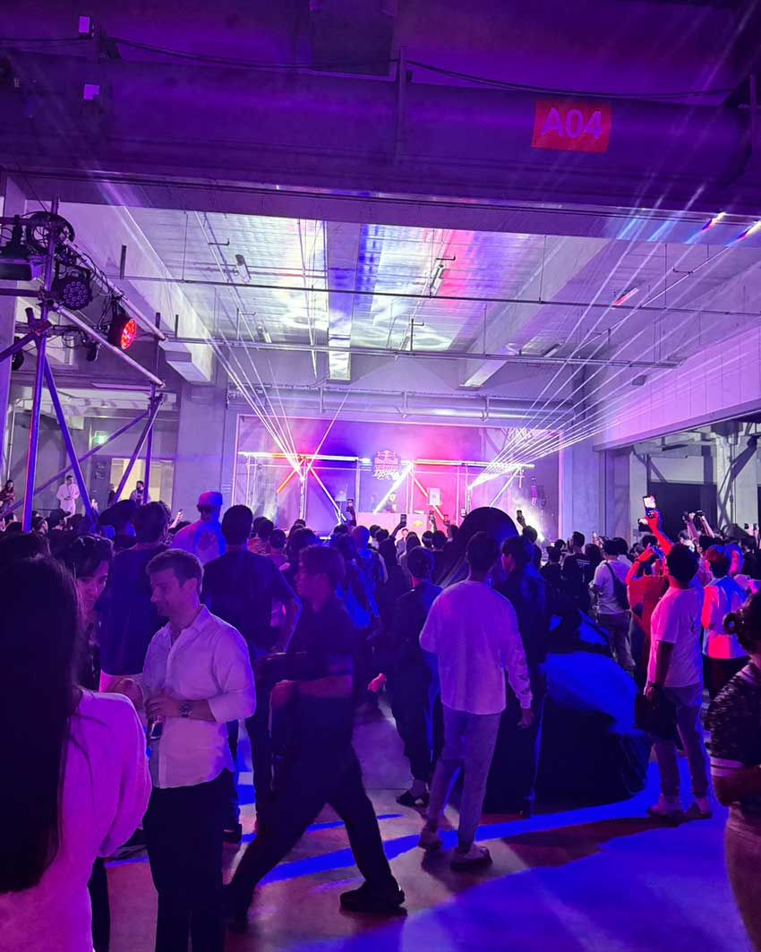 よ〜く見ると、黒いベールを被った何か（レッドブルミニ）があります。こんな風に、会場の中央にイベント終盤まで秘密にされていました。