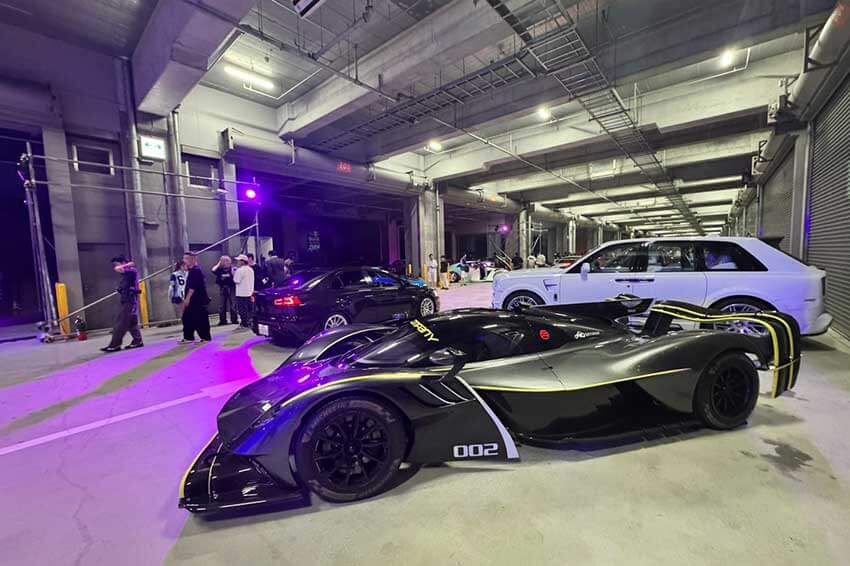 ヴァルキリーAMR Proの隣に、ロールス・ロイスカリナン。その目の前を通り過ぎていくのは、ランエボかな!?