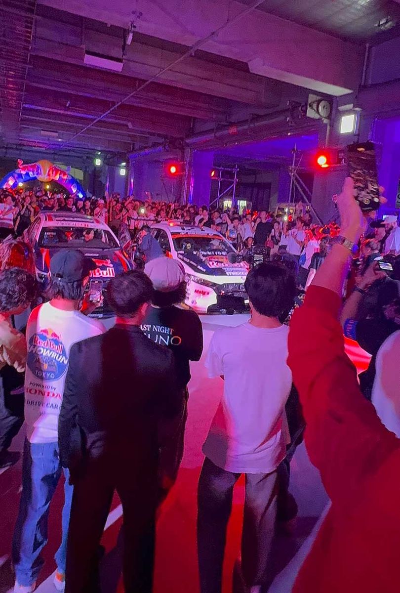 2台のドリフトマシンが現れると、会場は大盛り上がり。