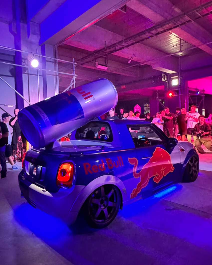 車高を落として、太いタイヤを履かせて、リアフェンダーは叩き出しました。