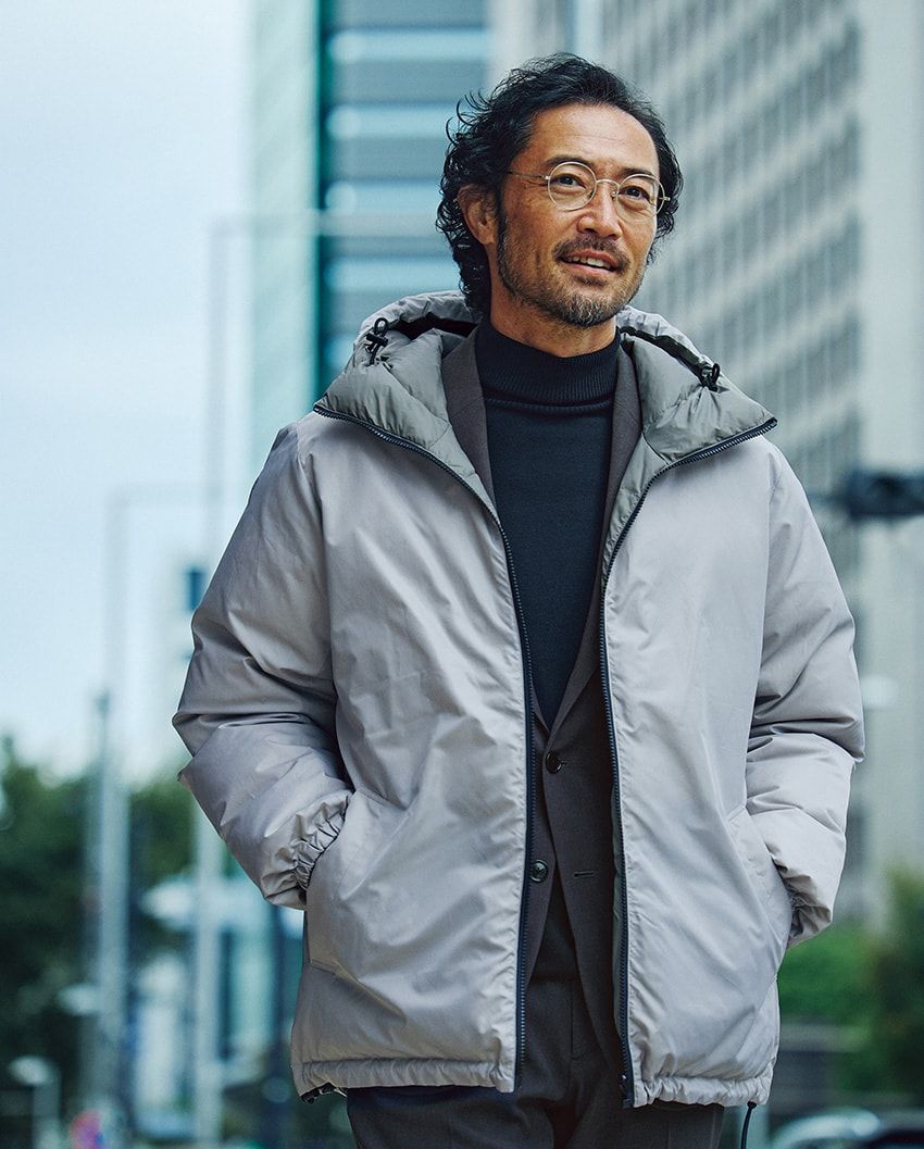 ダウンジャケット3万1990円、ジャケット1万5990円、ニット6990円、パンツ1万990円／すべてアンフィーロ（オンワード樫山