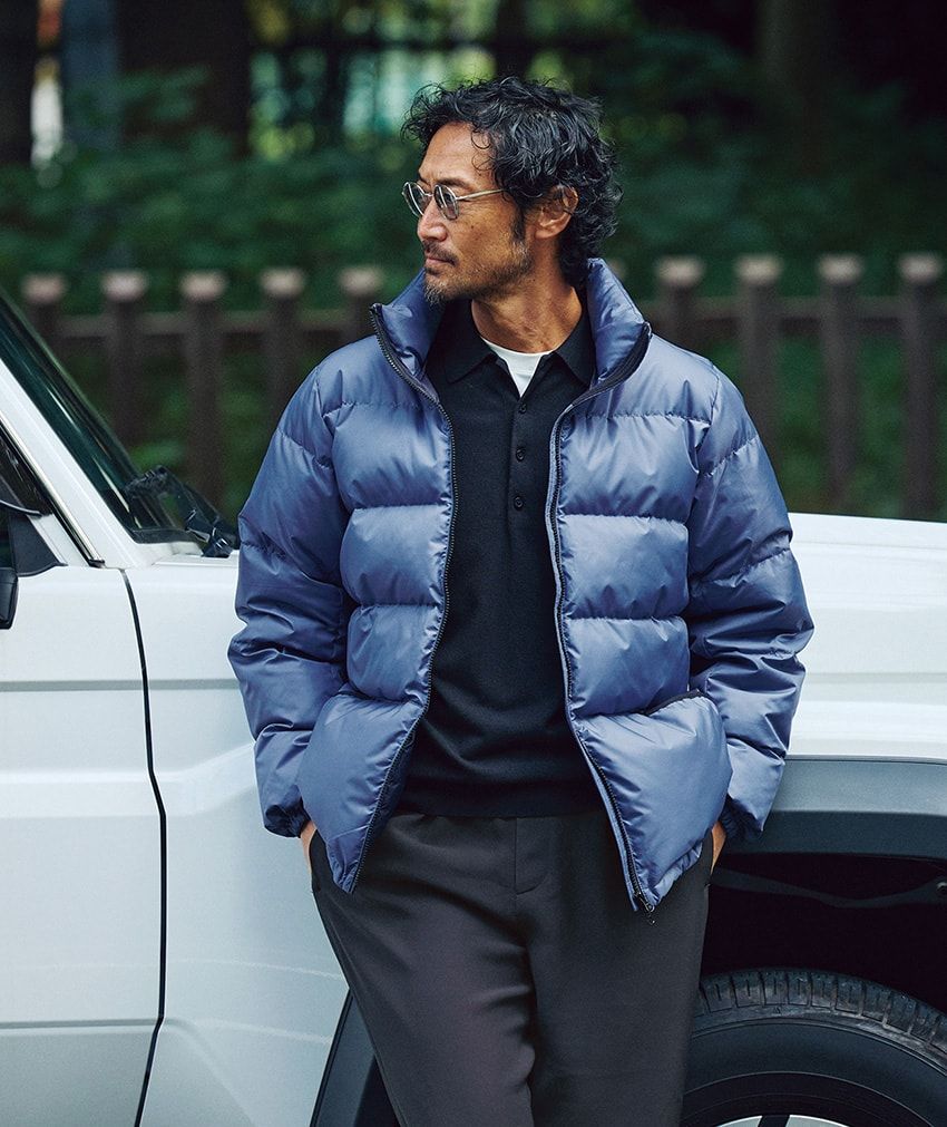 大石学（おおいし・がく）●1975年生まれ。ヒマラヤを訪れたのを契機に山の魅力を知り、登山を趣味に。本格登山やトレイルランだけではなく、キャンプやハイクなども嗜む。一方、都市生活者としてコンテンポラリーな服装を楽しむ一面も持つ。 ダウンジャケット2万7990円、ニット7990円、カットソー5490円、パンツ1万1990円／すべてアンフィーロ（オンワード樫山　03-5476-5811）