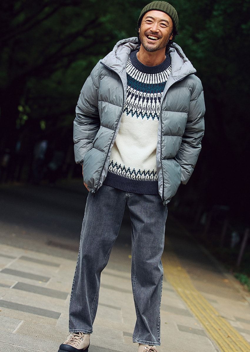 ダウンジャケットは上と同じ。ニット8990円、デニム1万2980円／ともにアンフィーロ（オンワード樫山