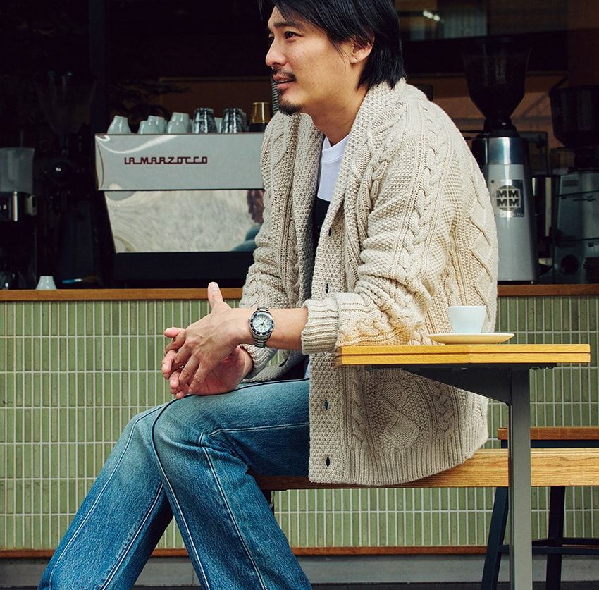 腕時計24万7500円／セイコー プロスペックス（セイコーウオッチ　0120-061-012）、ニット12万1000円／ベルヴェスト（八木通商　03-6809-1718）、カットソー2万4200円／ザ インターナショナル アート コレクション（ノウン　03-5797-8950）、デニム1万5400円／リーバイス（リーバイ・ストラウス ジャパン　0120-099-501）