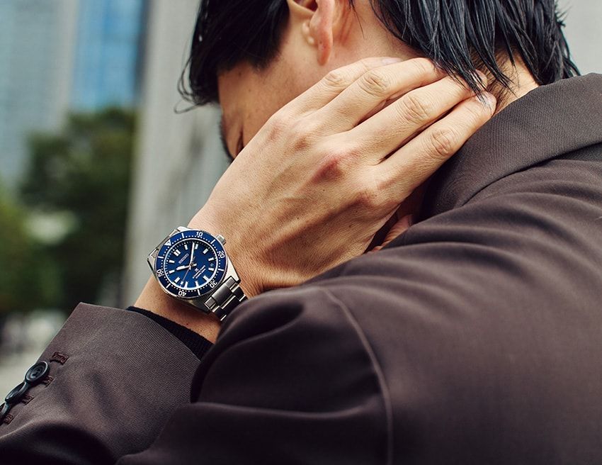 モダンなビジネススタイルに色気を与えるネイビー。