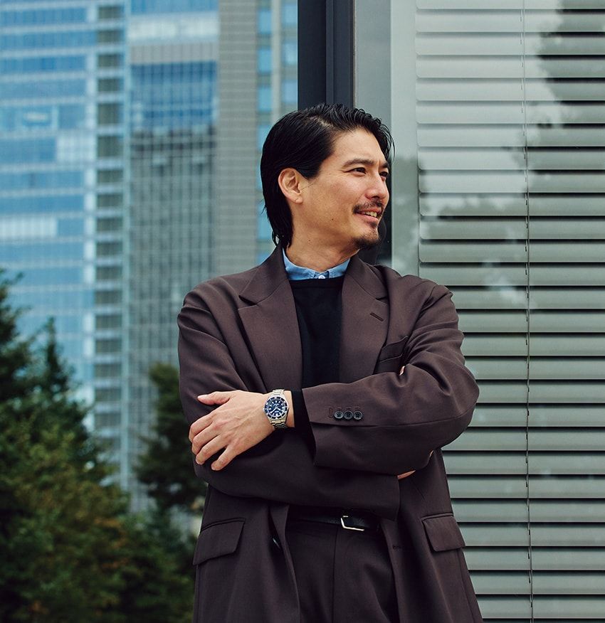 腕時計17万6000円／セイコー プロスペックス（セイコーウオッチ　0120-061-012）、ジャケット9万4600円、パンツ4万8400円／ともにシュタイン　03-6812-9897、ニット5万8300円／ジョン スメドレー（リーミルズ エージェンシー　03-5784-1238）、シャツ4万9500円／ヘリル（にしのや　03-6434-0983）