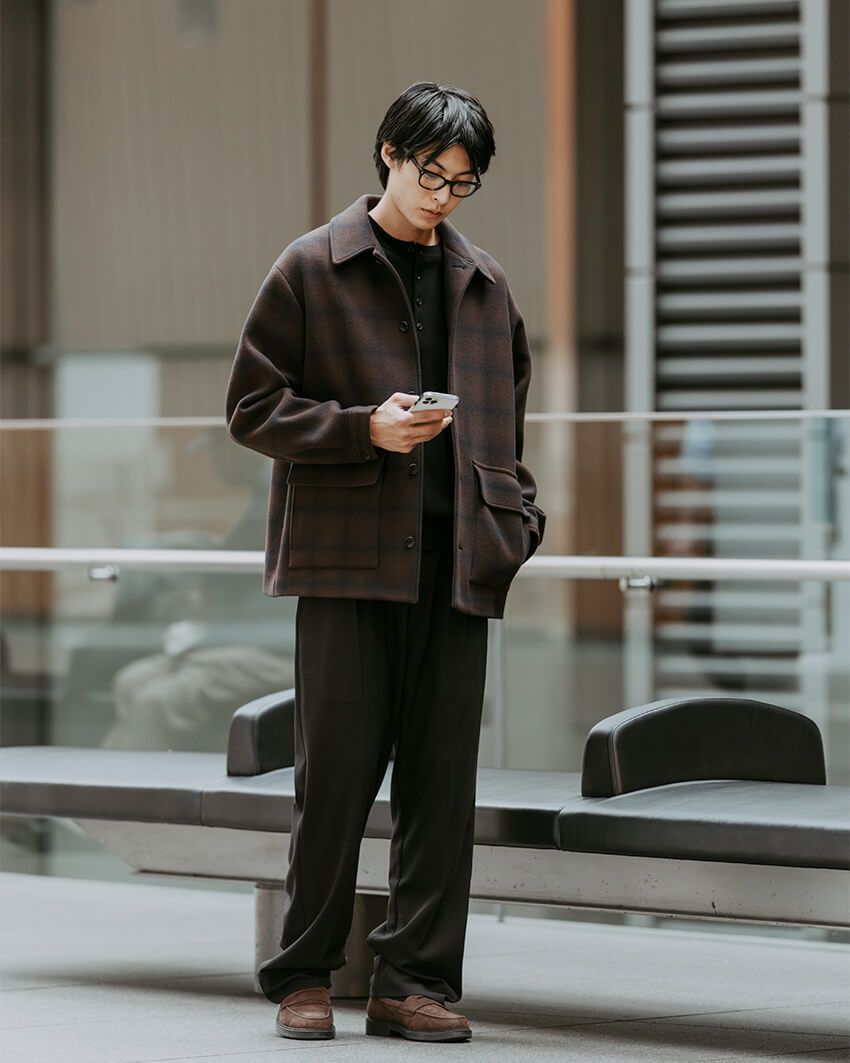 インしたヘンリーネックのニットとプリーツ入りのスラックスはブラックをチョイス。ブラウンスエードのローファーを合わせた、2色使いがポイントだ。ジャケット2万9920円、ニット1万890円、パンツ1万6500円、靴2万４９００円／すべてグリーンレーベル リラクシング　store.united-arrows.co.jp/brand/glr/