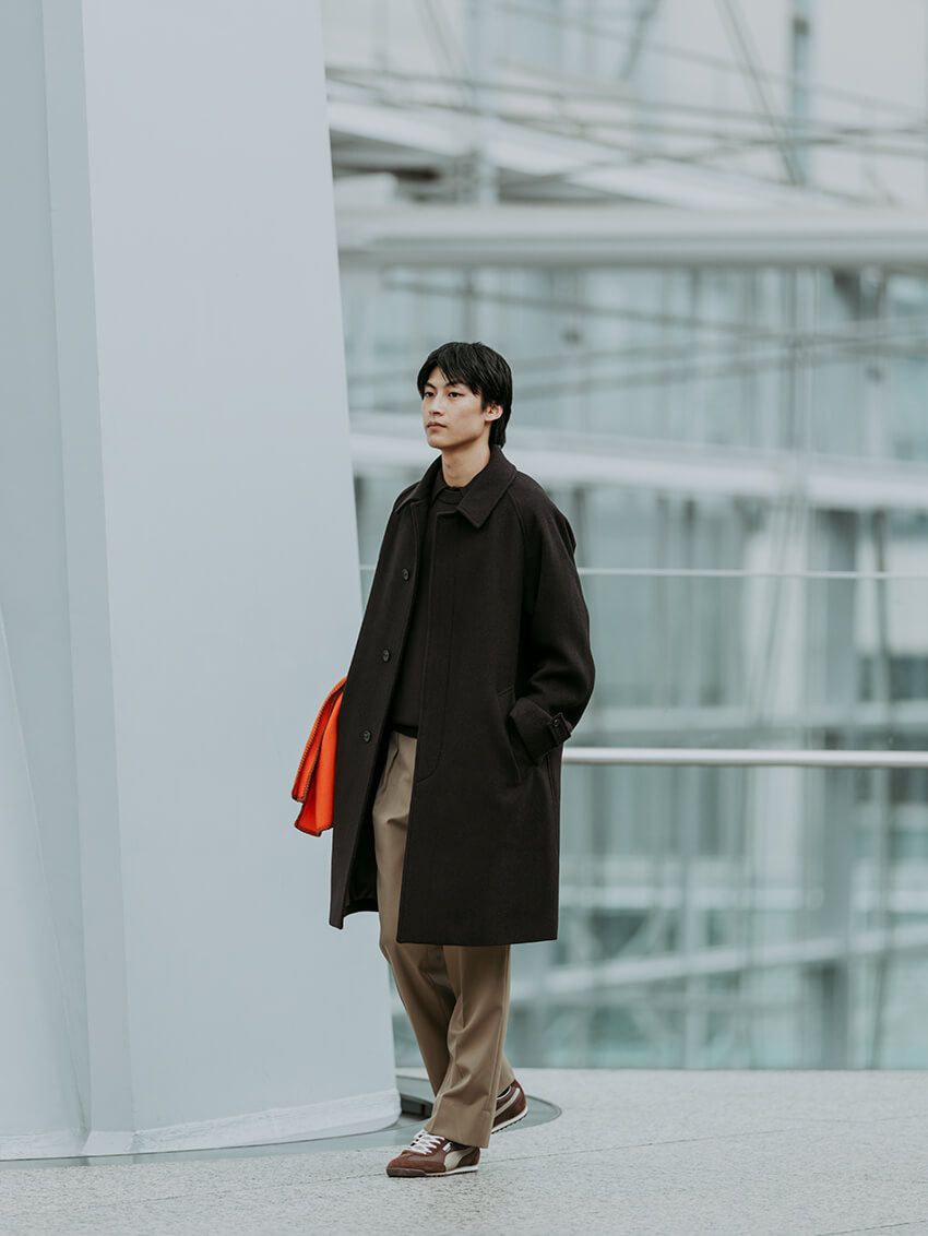 インナーは、同色のセーター＆ニットポロをアンサンブル使い。足元はプーマに別注した名品「アリゾナ」のブラウンをチョイス。トレンドともなっているブラウン系のコートを上手にこなすには、同系色を使うのが有効だ。コート3万7950円、ニット1万890円、ポロシャツ1万1990円、パンツ1万2980円／すべてグリーンレーベル リラクシング、マフラー6490円／ツイードミル、スニーカー 1万4300円／プーマ for グリーンレーベル リラクシング（すべてグリーンレーベル リラクシング　store.united-arrows.co.jp/brand/glr/）