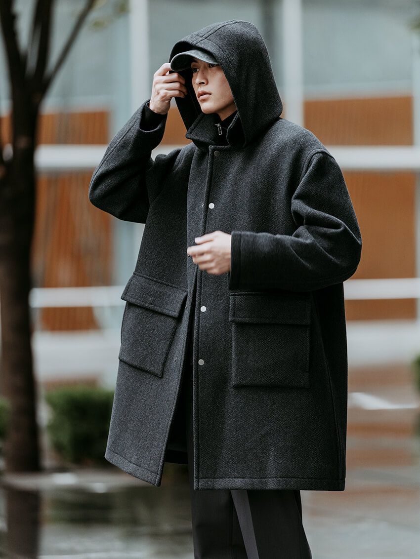 着脱可能なフードは、急な雨や雪の際に活躍。取り外せば、カジュアルなコートとしても使えるのも嬉しいポイント。