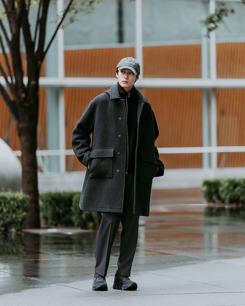 コート3万7950円、ニット１万5950円、パンツ9900円／すべてグリーンレーベル リラクシング、スニーカー2万3100円／オン、キャップ6600円／ピカ ピカ（すべてグリーンレーベル リラクシング　store.united-arrows.co.jp/brand/glr/）