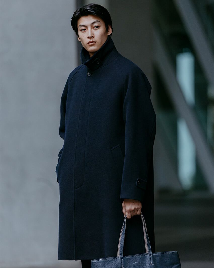 コート3万7950円、中に着たジャケット1万8920円、シャツ8910円、パンツ1万890円、バッグ１万4300円／すべてグリーンレーベル リラクシング、スニーカー1万6500円／コンバース（すべてグリーンレーベル リラクシング　store.united-arrows.co.jp/brand/glr/）