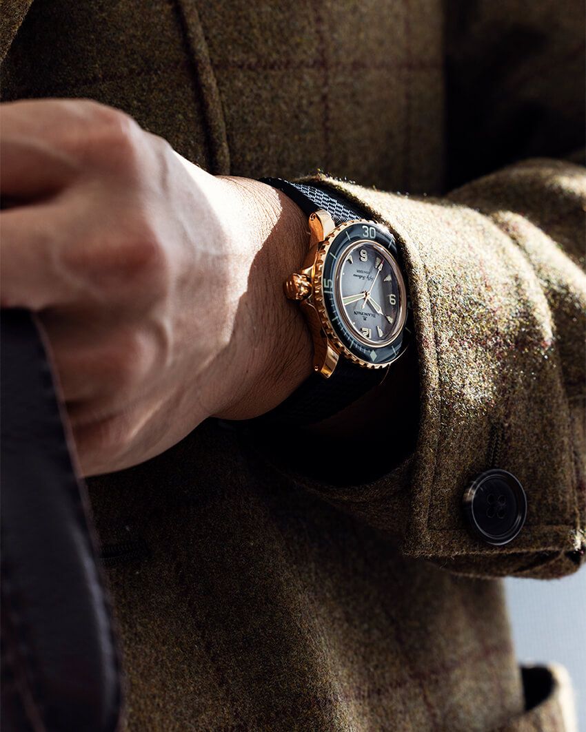 「フィフティ ファゾムス オートマティック Ref. 5007」こちらは、より華やかなシーンに相応しい18金レッドゴールドケースを採用した一本。文字盤は黒のグラデーションが繊細に施されたマザーオブパール仕上げ。来るホリデーシーズンのパーティやドレスアップに打ってつけなのはもちろん、上質なジュエリー感覚でパートナーとシェアすることだって可能だ。控えめでエレガントな38㎜ゆえの恩恵と言えよう。