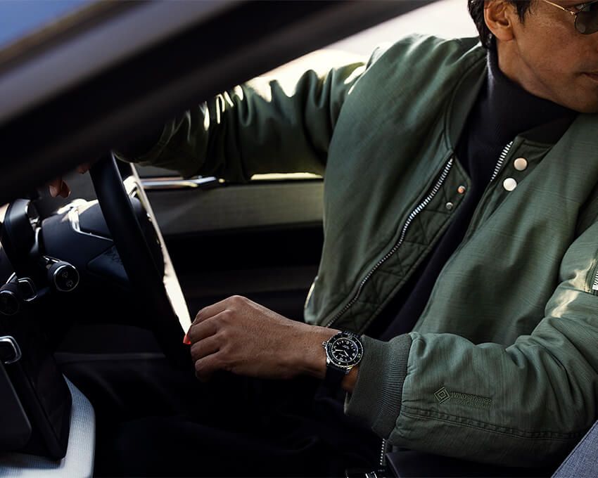 「フィフティ ファゾムス オートマティック Ref. 5007」ポリッシュ仕上げのケースに黒文字盤と黒ベゼルを 組み合わせ、洗練された印象に。300m防水や発光 塗料付きゴールド製のインデックスを備える紛れもな いダイバーズウォッチでありながら、都市での日常使 いに応える汎用性の高いデザインだ。38㎜へと小径 化したことにより、オリーブのミリタリージャケットと合 わせても野暮ったく見えず、調和がとれている。 フィフティ ファゾムス オートマティック Ref. 5007 SSケース、38.2㎜径、自動巻き。233万2000円／ブ ランパン（ブランパン ブティック 銀座d03-6254- 7233） ジャケット12万1000円／ノンネイティブ（ザ ノンネ イティブ ショップd03-5990-4720）