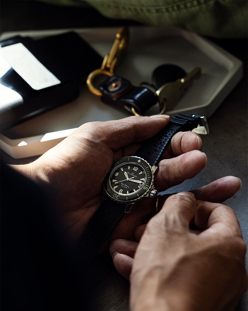 「フィフティ ファゾムス オートマティック Ref. 5007」ポリッシュ仕上げのケースに黒文字盤と黒ベゼルを 組み合わせ、洗練された印象に。300m防水や発光 塗料付きゴールド製のインデックスを備える紛れもな いダイバーズウォッチでありながら、都市での日常使 いに応える汎用性の高いデザインだ。