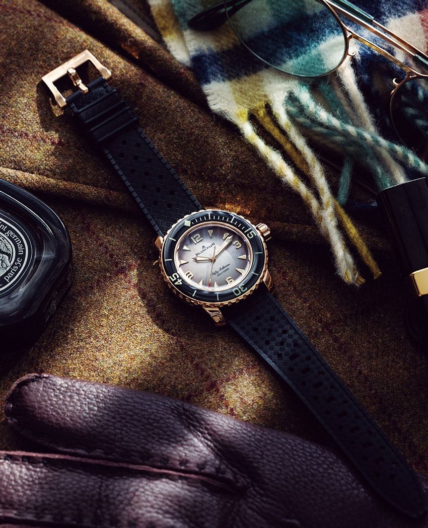 「フィフティ ファゾムス オートマティック Ref. 5007」K18レッドゴールドケース、38.2㎜径、自動巻き。腕時計433万4000円／ブランパン（ブランパン ブティック 銀座　03-6254-7233）、ジャケット29万7000円／ベルヴェスト（八木通商　03-6809-1718）、グローブ10万7000円／デンツ（真下商事　03-6412-7081）