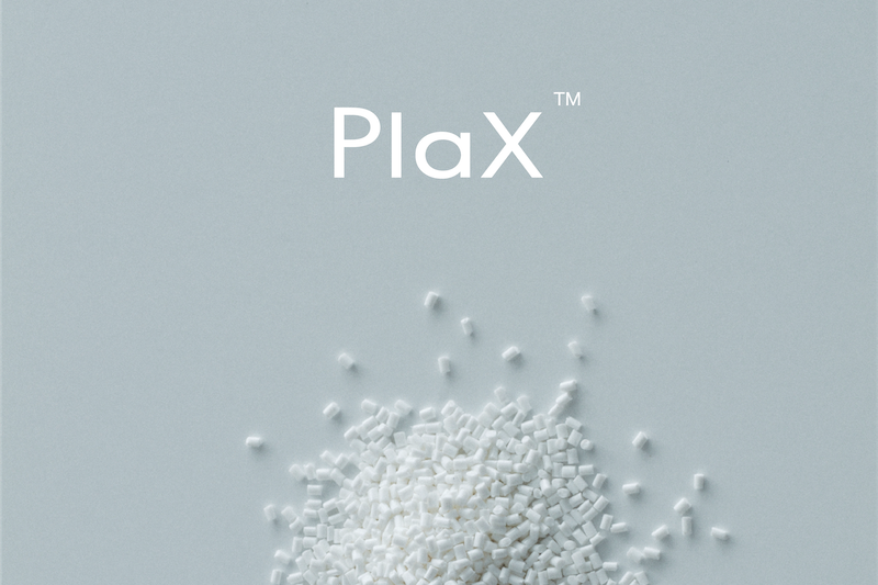 既存のポリ乳酸と比較して、耐熱性は50℃から130℃、耐久性は1〜2年から10年程度、染色性は1.5〜2倍に向上。また、ポリエステル糸1kg製造時のCO2排出量は長繊維で70%、短繊維で50％削減できる。（Bioworks HPより）