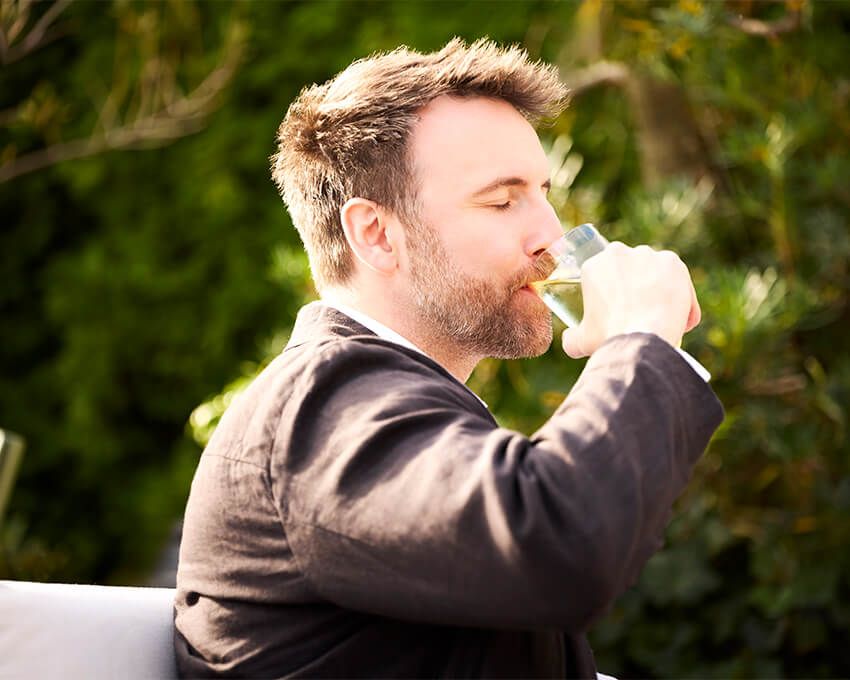 インタビュー中も、大好きなスペイバーンのハイボールで喉を潤すスチュアート