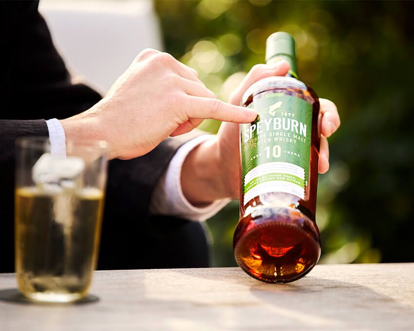 サーモンのロゴマークは、スペイバーンが清らかな天然水で仕込まれていることの象徴。