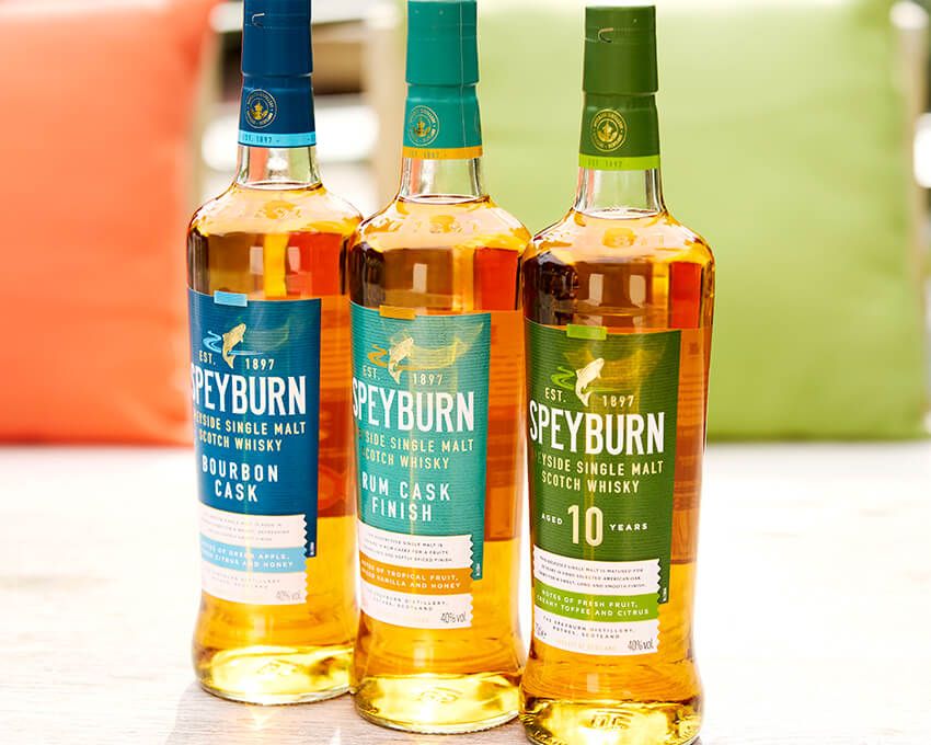 左から、バーボンカスク700㎖ 4180円、ラムカスク700㎖ 4510円、10年700㎖ 4510円／すべてスペイバーン（三陽物産　sanyo-brands.jp）