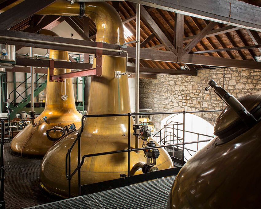 基部が広く、ネックが細いポットスチルが、軽やかながらフルーティで余韻の長い味わいを生む。