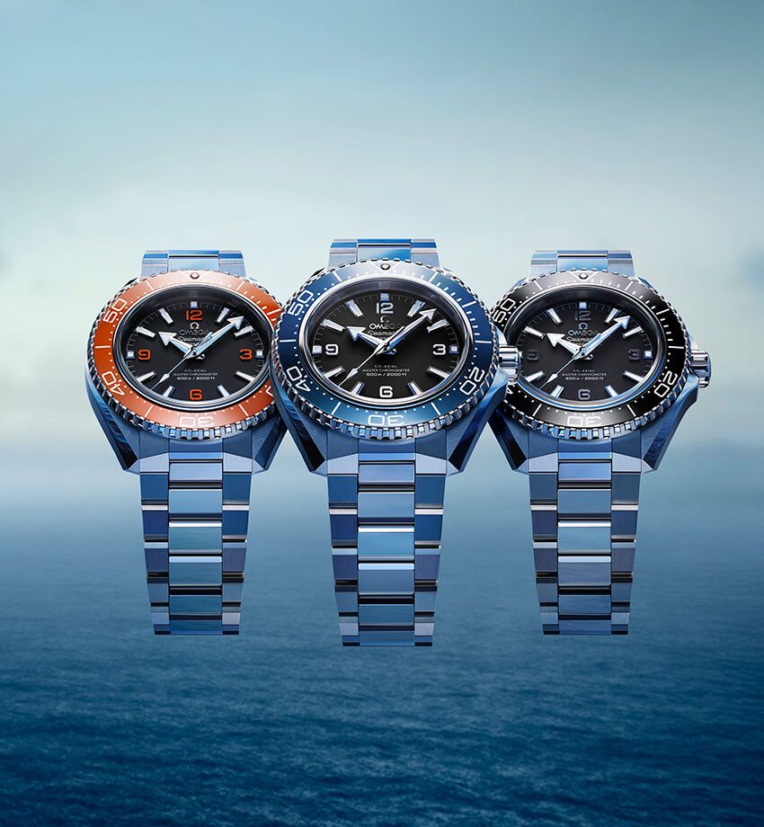 SSケース、42㎜径、自動巻き。130万9000円（右・中）、134万2000円（左）／オメガ 0570-000087