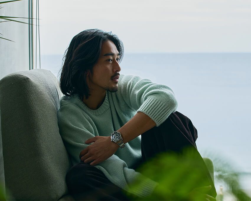 ニット4万6200円／スローン（ザ ショップ スローン　新静岡セノバ店　054-266-7241）、パンツ2万7500円／サタデーズ ニューヨークシティ　03-5459-5033