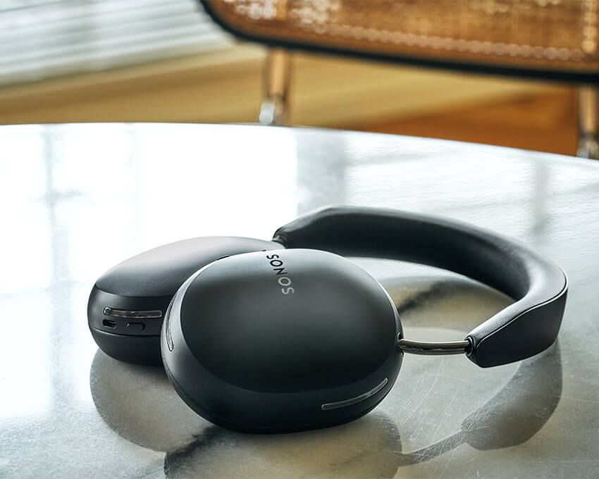 音楽業界のプロによって精緻に設計・チューニングされ、最高のHi-Fiサウンドでリスナーを包みこむプレミアムヘッドフォン「ソノス エース」。歪みのないサウンドを再生するように設置されたダイナミックドライバーが、各周波数を完璧かつ正確に再生。驚くほどクリアな高音からパワフルな低音まで、すべての音に深みを感じられ、極上のサウンド体験を提供する。5万9800円／ソノス　sonos.com