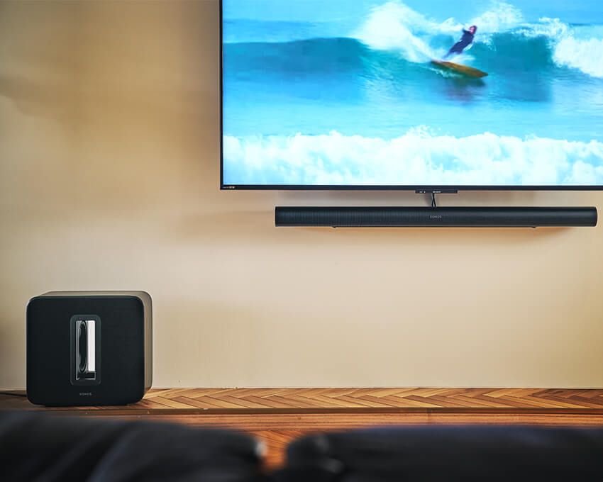 スタイリッシュなデザインに、驚くほどクリアな会話音、より豊かな低音、そして全方位から包み込む繊細なサウンドを体感できるプレミアムスマートサウンドバー「アーク ウルトラ」。スピーチエンハンスメント機能はAIが人間の声を検出して会話をクリアに際立たせてくれる。４段階に調節可能で言葉を細部まで正確に聴きとることができる。14万9800円／ソノス　sonos.com