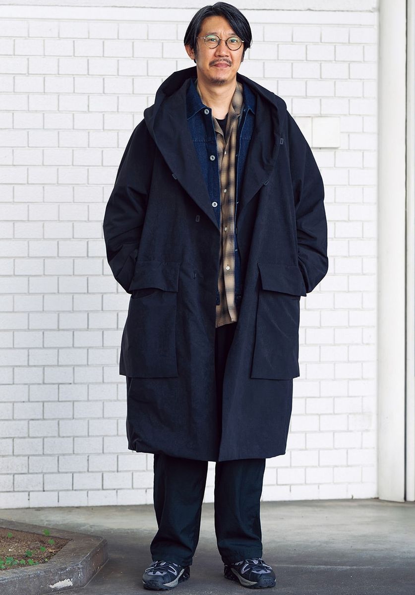 コート、パンツ＝ともにテアトラ　デニムジャケット＝アルヴァナ　シャツ＝キャプテン サンシャイン　スニーカー＝ナイキ　メガネ＝スタンシー ラマーズ