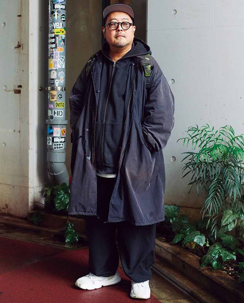 コート＝古着　パーカ＝ロサンゼルス アパレル　スニーカー＝ナイキ