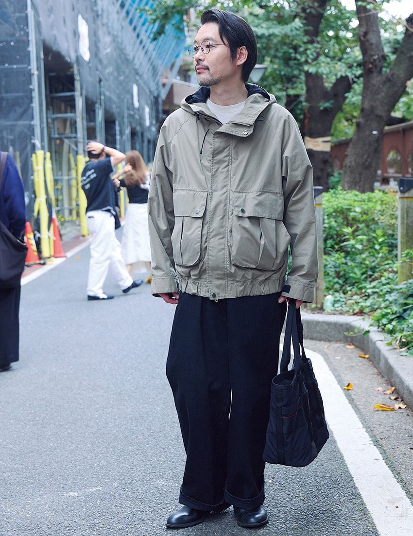 ジャケット＝マーカウェア　パンツ＝ネイキッドゲージ　靴＝三陽山長　バッグ＝ブリーフィング
