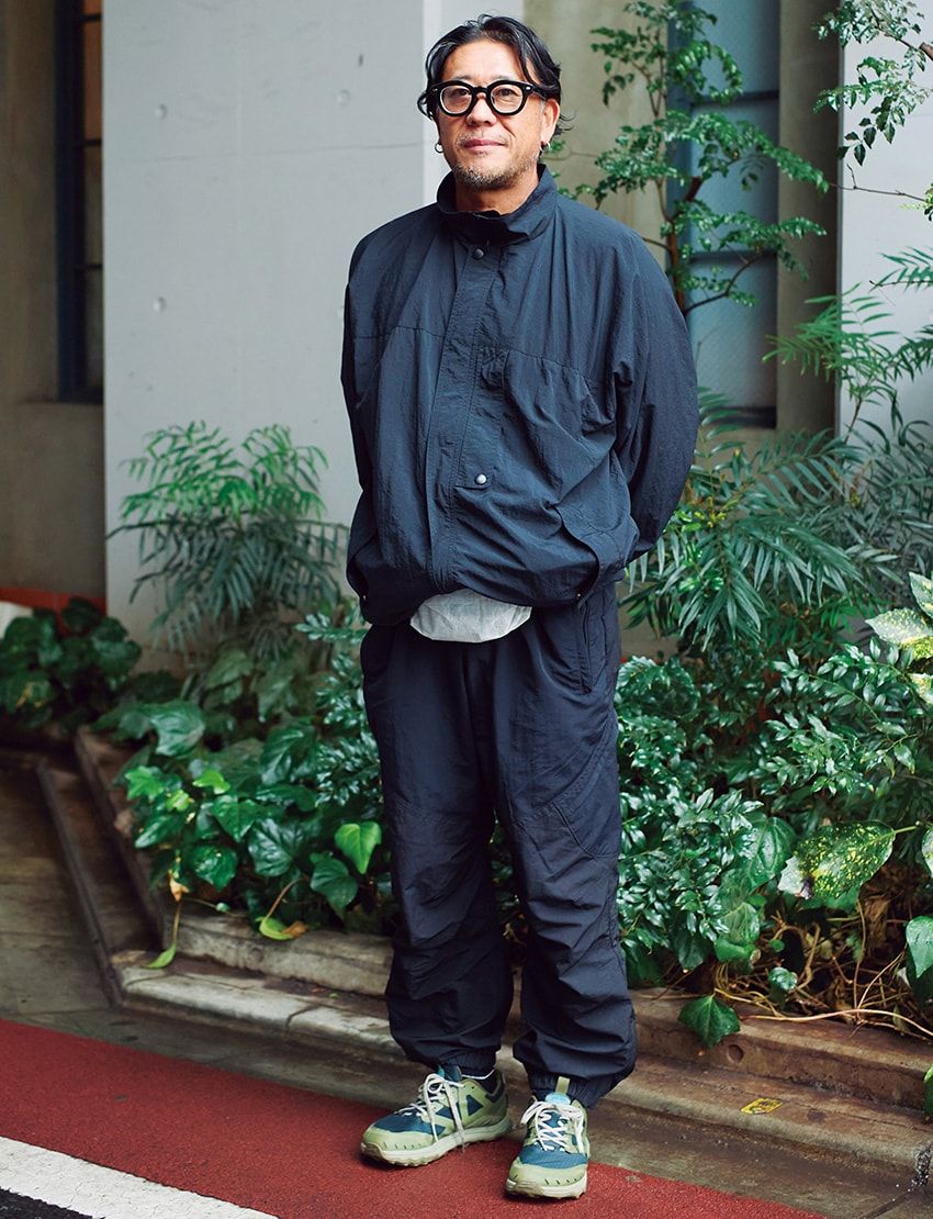 ジャケット、パンツ=ともにカップ アンド コーン スニーカー=アルトラ メガネ=ジンズ バッグ=ハイ テール デザインズ 腕時計=Gショック