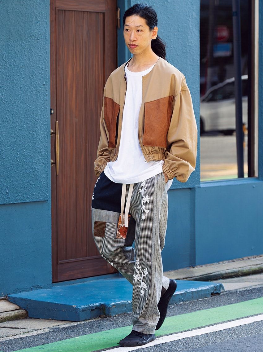 ジャケット＝イル　Tシャツ＝コンビニエンスウェア　パンツ＝ヒノミホ　スニーカー＝ビボベアフット