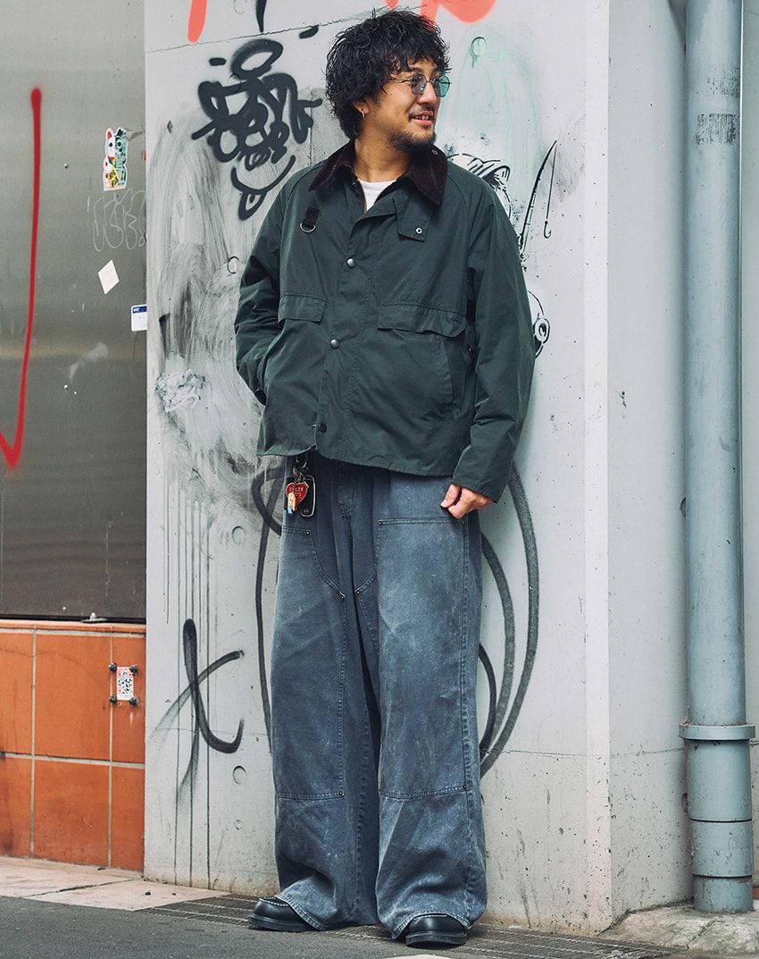 ジャケット＝バブアー　パンツ＝フリークスストア　ブーツ＝レッドウィング　サングラス＝ノーブランド