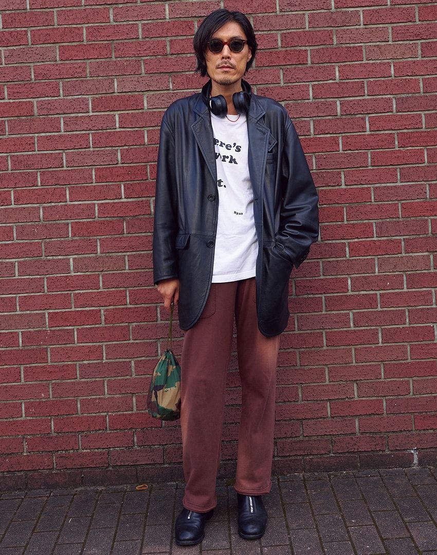 ジャケット＝CCU　Tシャツ、パンツ＝ともにインターナショナルギャラリー ビームス　ブーツ＝グイディ　サングラス＝カトラー&グロス　バッグ＝不明