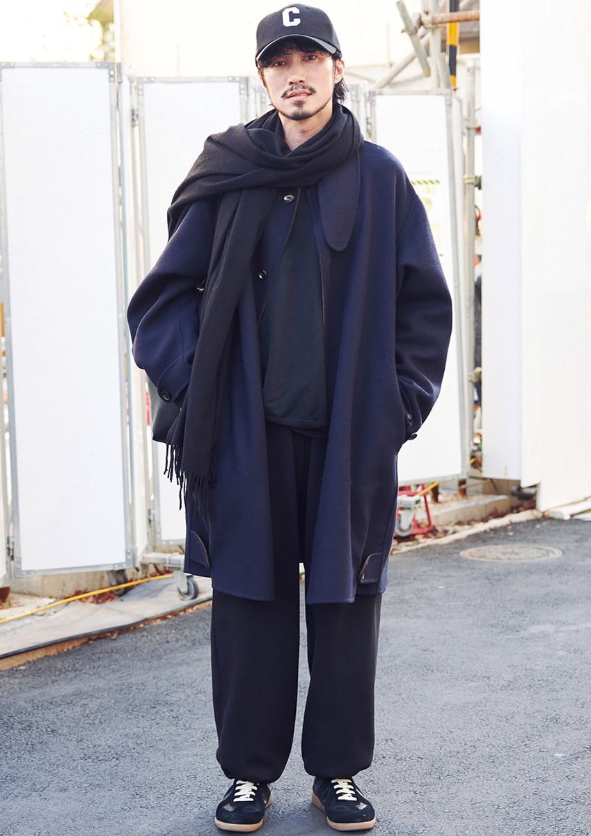 コート＝マルニ　スウェット＝オーラリー　パンツ＝ユニクロ シー　スニーカー＝メゾン マルジェラ　帽子＝ノーブランド