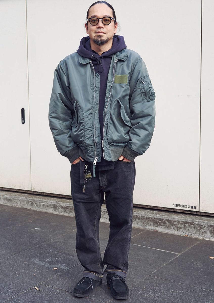 ブルゾン＝スティーブン アラン × アヴィレックス　パーカ＝セダン オール パーパス　デニム＝リーバイス　靴＝クラークス オリジナルズ