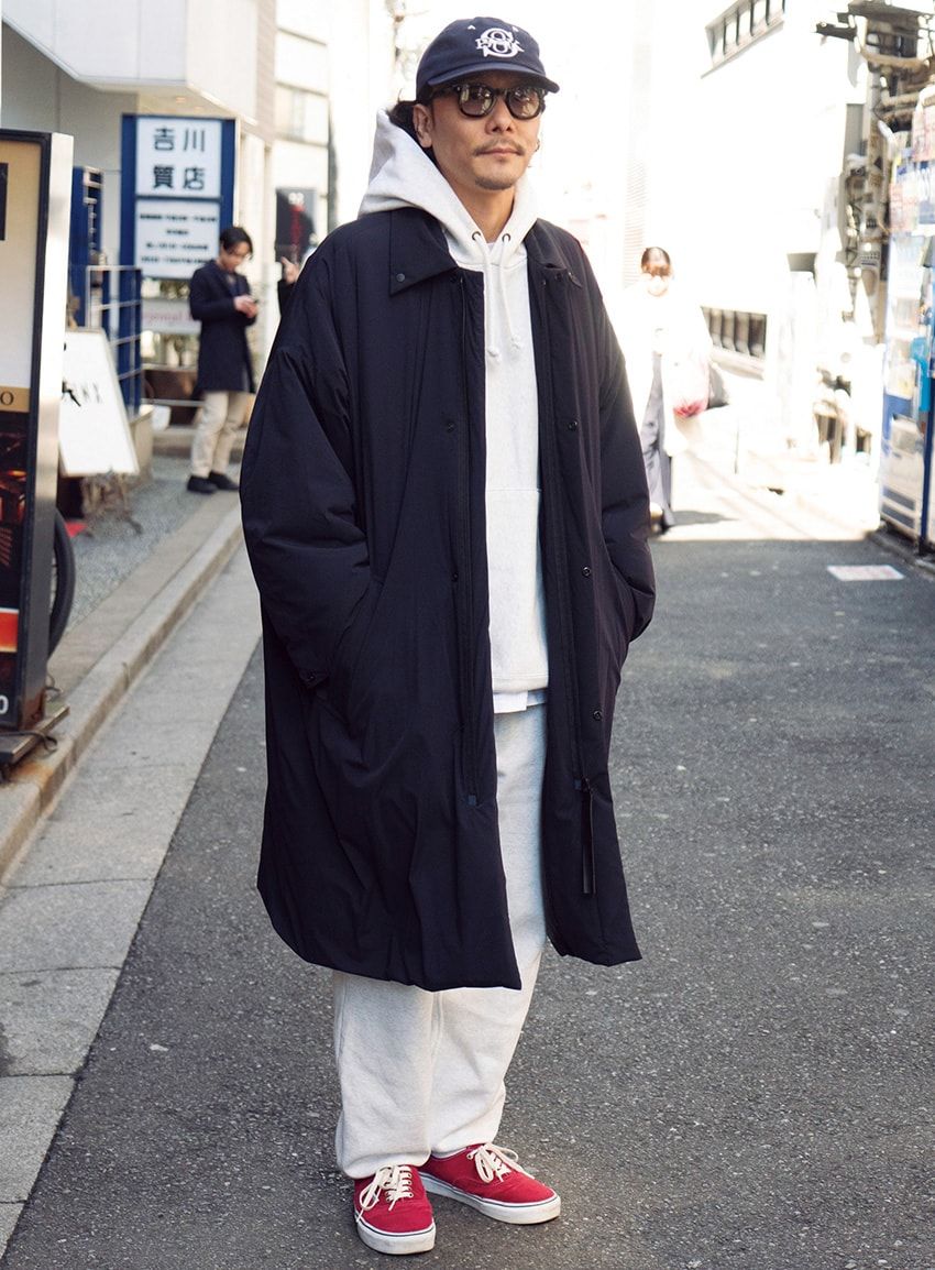 コート＝N.ハリウッド　スウェット、パンツ＝GU　スニーカー＝ヴァンズ　帽子＝フレッシュサービス　サングラス＝フュー