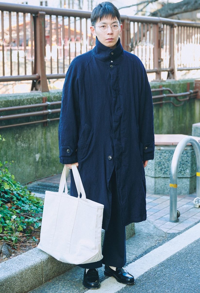 コート=コム デ ギャルソン・オム ニット=ニードルズ パンツ=ニート 靴=ジーエイチバス バッグ=エル・エル・ビーン