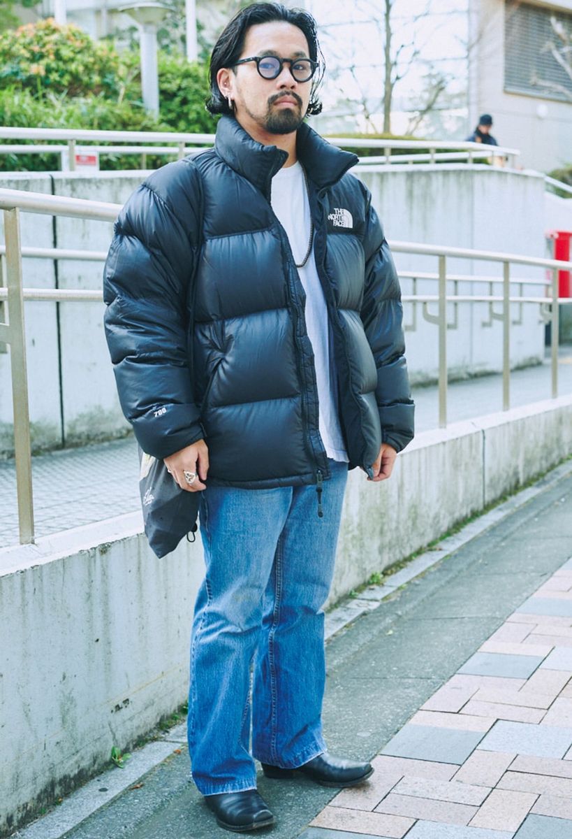 ダウンジャケット＝ザ・ノース・フェイス　バッグ＝古着　デニム＝リーバイス　靴＝チャムラ　メガネ＝レスカ ルネティエ