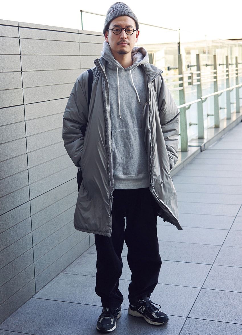 ダウンジャケット＝ビームス　パーカ、メガネ＝不明　パンツ＝スティーブン アラン　スニーカー＝ニューバランス　帽子＝カンゴール