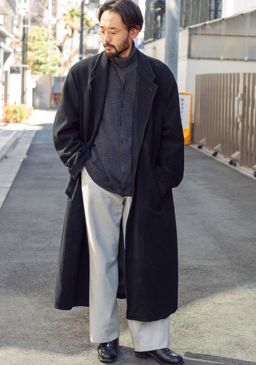 コート＝ジョルジオ アルマーニ　カーディガン＝クラス　ニット＝エルイー　パンツ＝リパーパス　ブーツ＝グイディ　メガネ＝ユウイチトヤマ