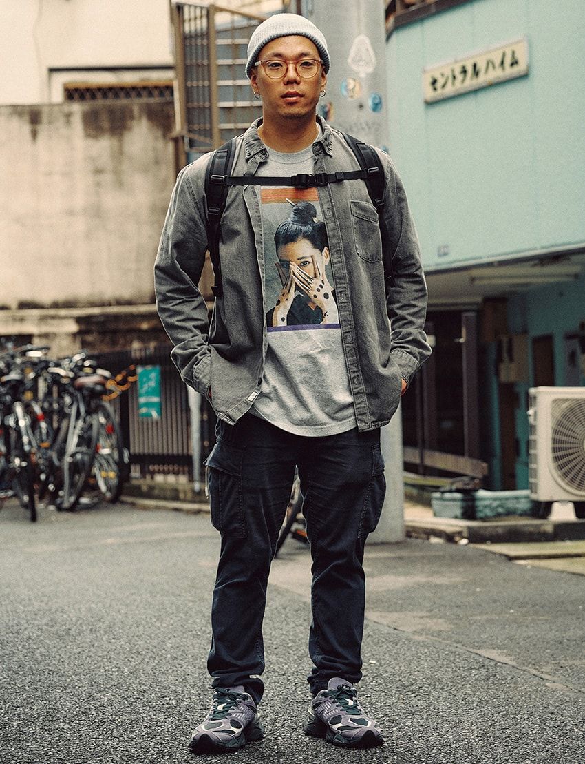 パンツ＝ポロ ラルフ ローレン　デニムシャツ＝GABBA　Tシャツ、帽子＝不明　スニーカー＝ニューバランス