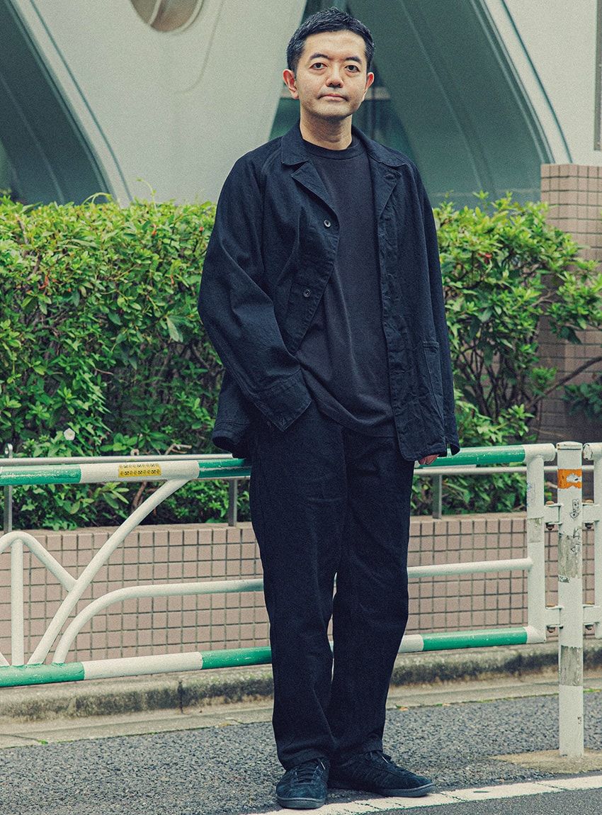 ジャケット、Tシャツ、パンツ＝コモリ　スニーカー＝アディダス オリジナルス