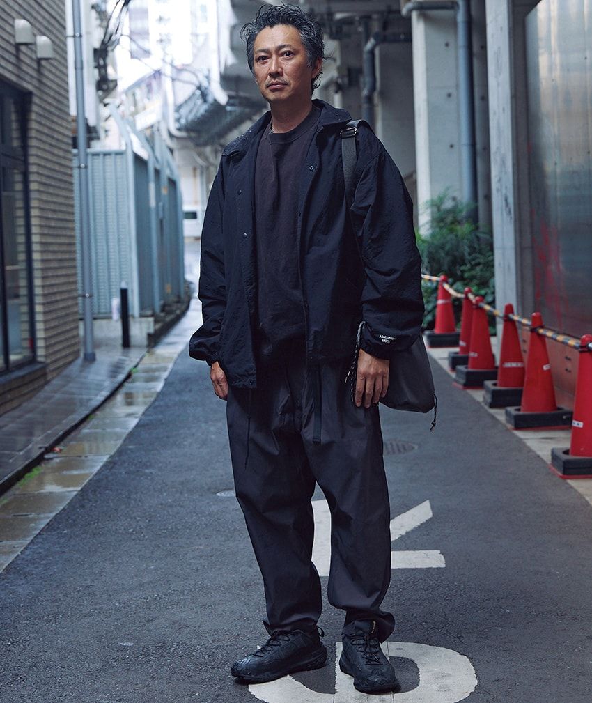 ジャケット＝不明　Tシャツ＝フリークスストア　パンツ＝メルタム　スニーカー＝ナイキ ACG　バッグ＝ザッツ