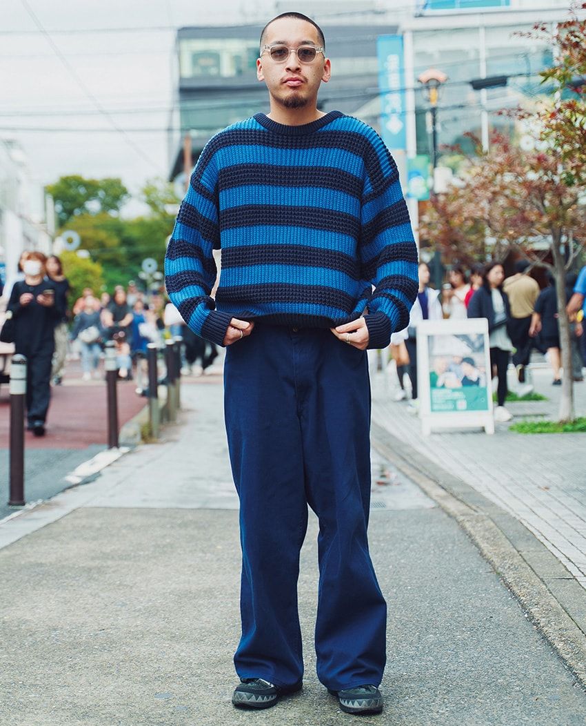 ニット=古着 デニム=ベンデイビス スニーカー=ネイバーフッド × アディダス オリジナルス サングラス=アキラ