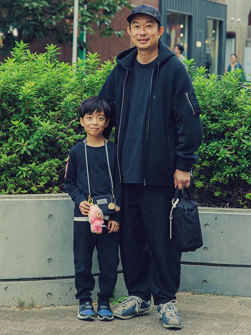 ジャケット＝サカイ　カットソー＝ザラ　パンツ＝GU　スニーカー＝ナイキ × サカイ　帽子＝コモリ　バッグ＝メゾン マルジェラ