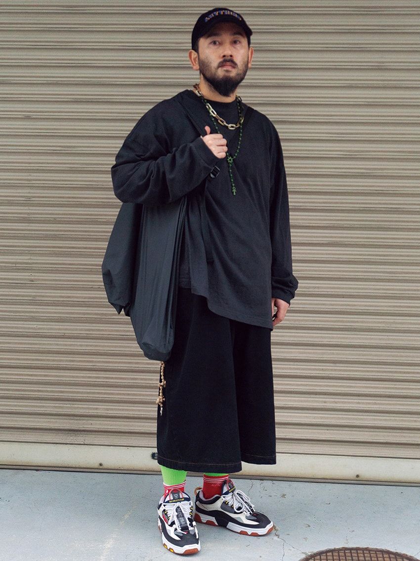 OCEANSな“青”か、色褪せない永遠の“黒”か。絶対的定番色を駆使したワントーンコーデ18例 - 16枚目の画像