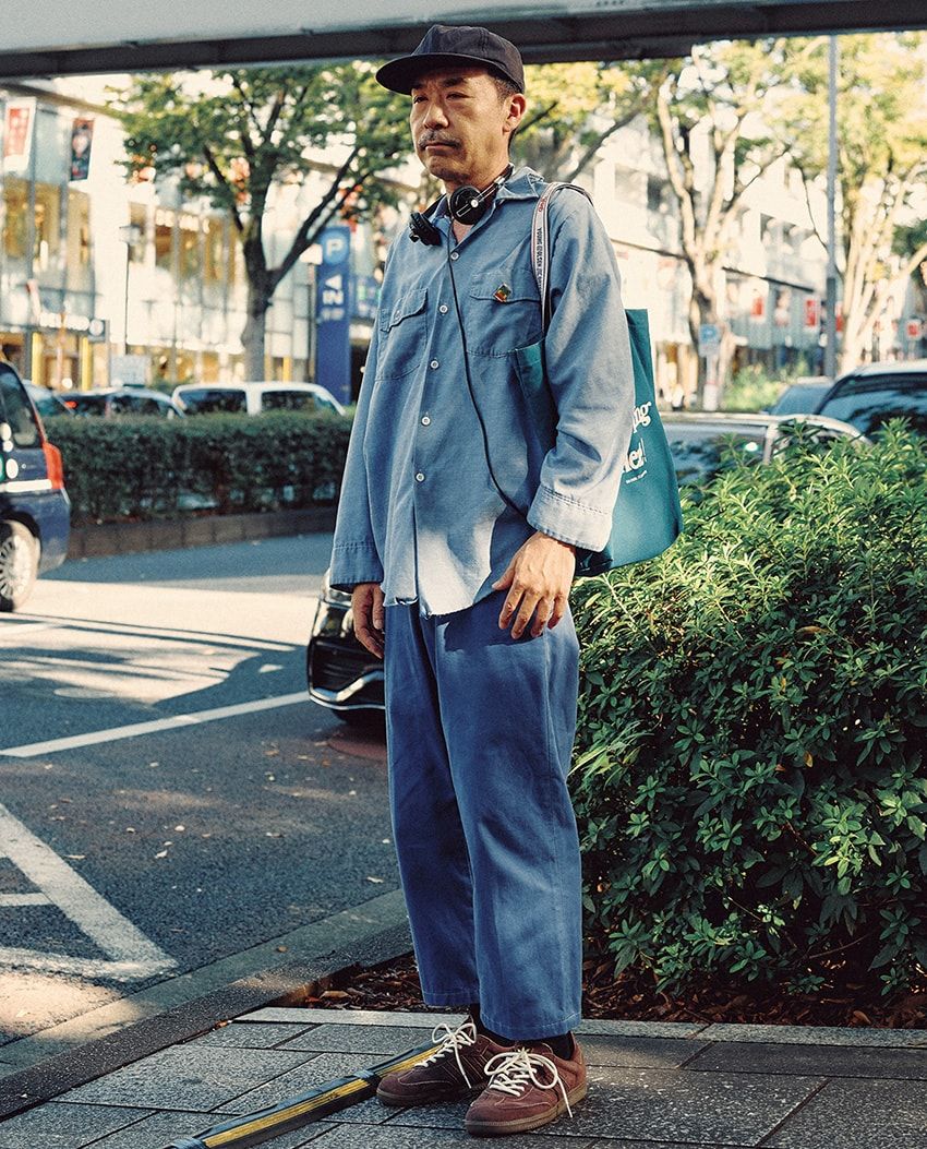 シャツ＝レッドキャップ　パンツ＝ディッキーズ　スニーカー＝アディダス オリジナルス　帽子＝パウ　バッグ＝ヤング & オルセン